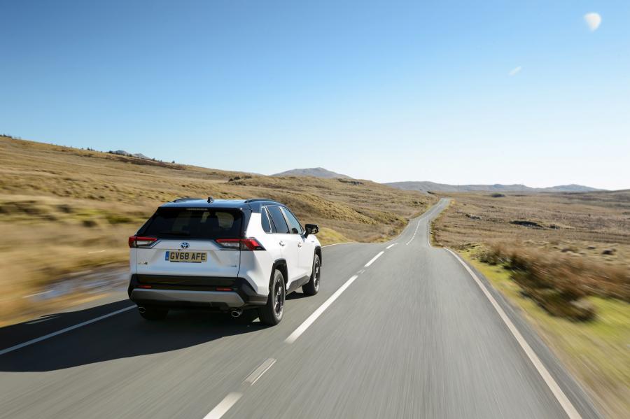  Toyota RAV4 Hybrid 2019 года  (UK) (фото 29 из 40)